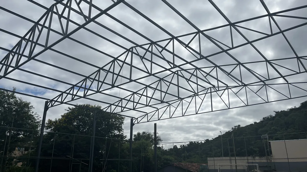 Treliças metálicas da cobertura de quadra durante a montagem
