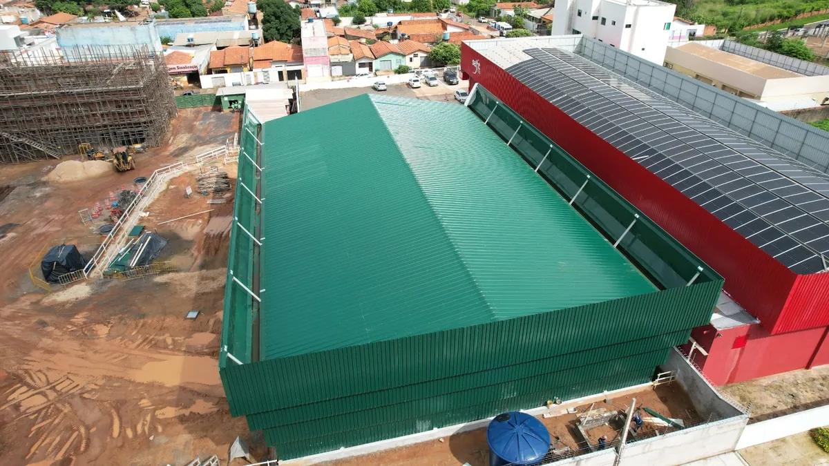 Cobertura metálica do Instituto AVB durante a montagem, vista aérea