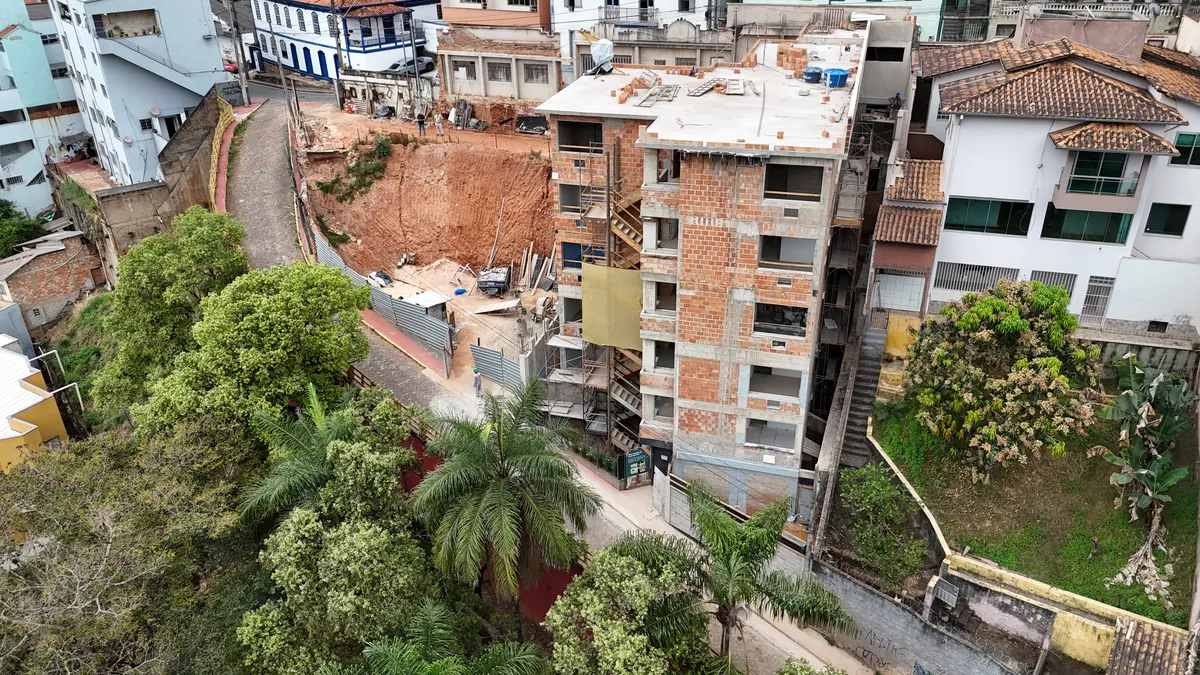 Edifício residencial em execução em terreno com forte desnível