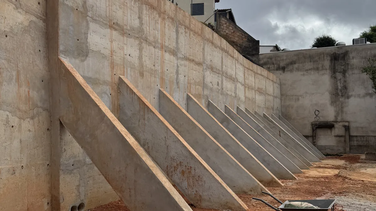 Muro de arrimo em concreto armado com contrafortes inclinados