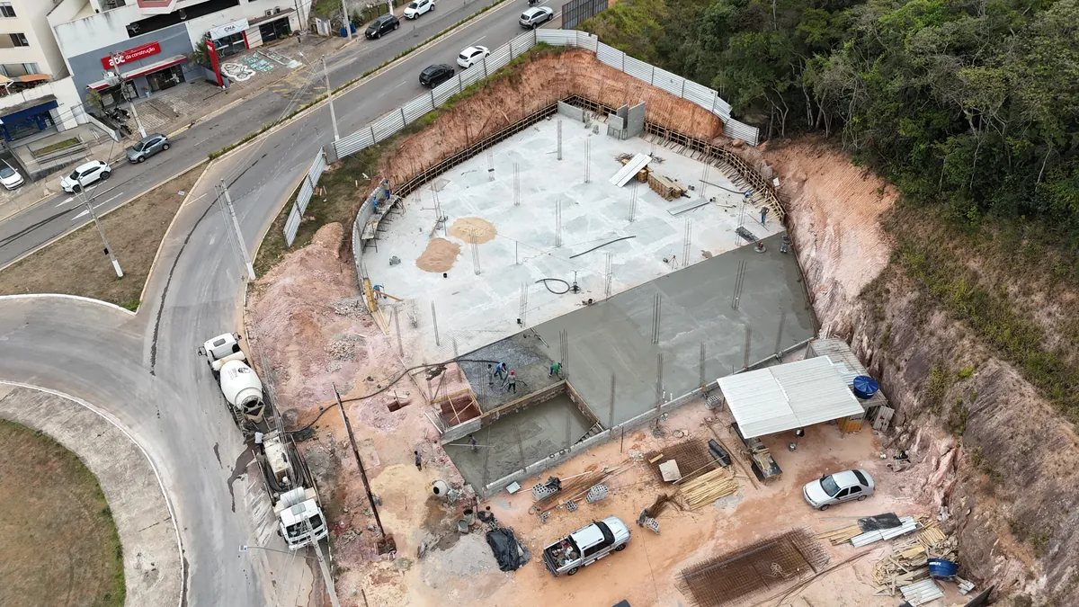 Fundação e radier do Supermercado Amora em execução, vista aérea