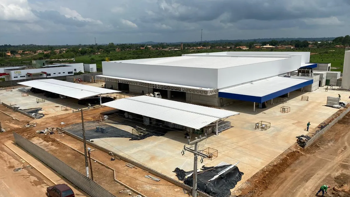 Supermercado Mateus concluído, com cobertura metálica de grande vão
